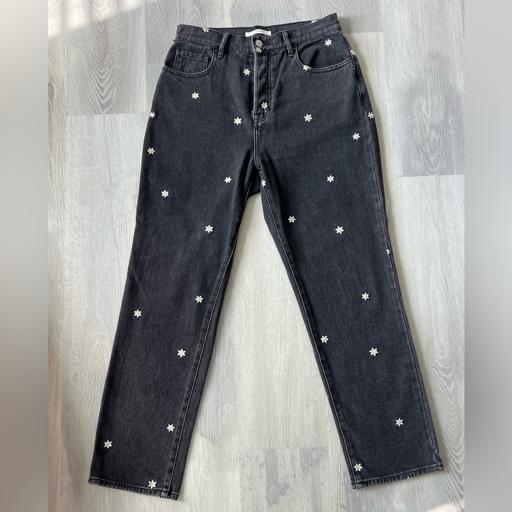 Black/stone wash pacsun mom jeans with embroidered white flowers